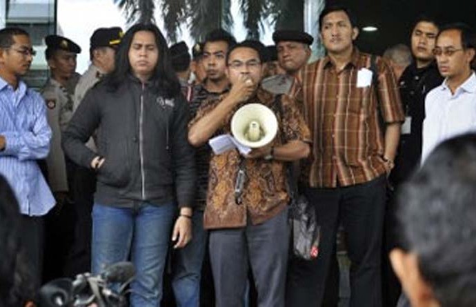 INDONESIA TERANCAM TRIO PERSEKONGKOLAN, ANTARA CUKONG, PEJABAT DAN PETUALANG POLITIK