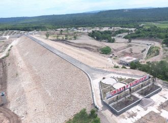 Jokowi Resmikan Bendung Raknamo