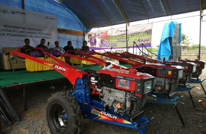 Dukung Pertanian Banggai, Pertamina Serahkan Hand Tractor kepada Kelompok Tani