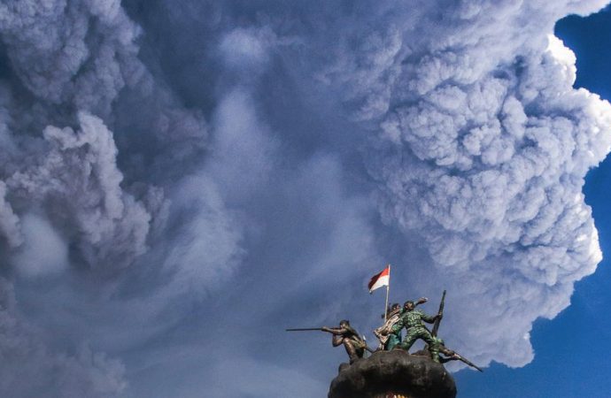 Pertamina Bagikan Masker untuk Korban Erupsi Sinabung