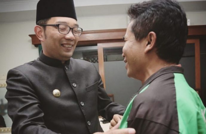 Pertemuan Haru Ridwan Kamil dengan Pengemudi Ojek Online