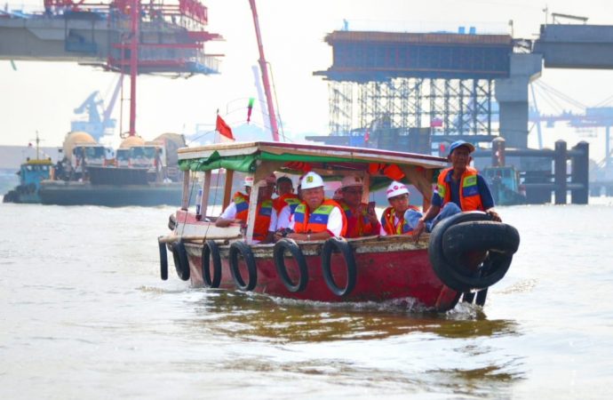 Menteri PUPR Susuri Sungai Musi Tinjau Pembangunan Jembatan