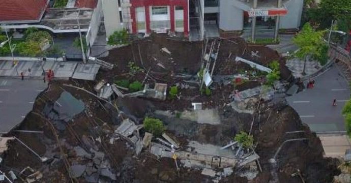 Jalan Ambles di Surabaya Murni Kelalaian Prosedur Kerja