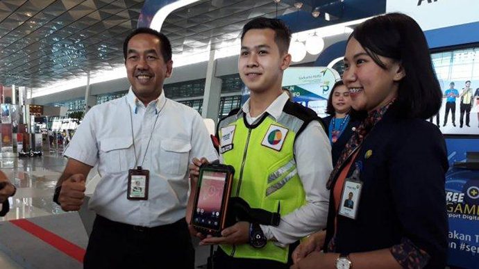 Petugas Bandara Kini Dilengkapi Tablet