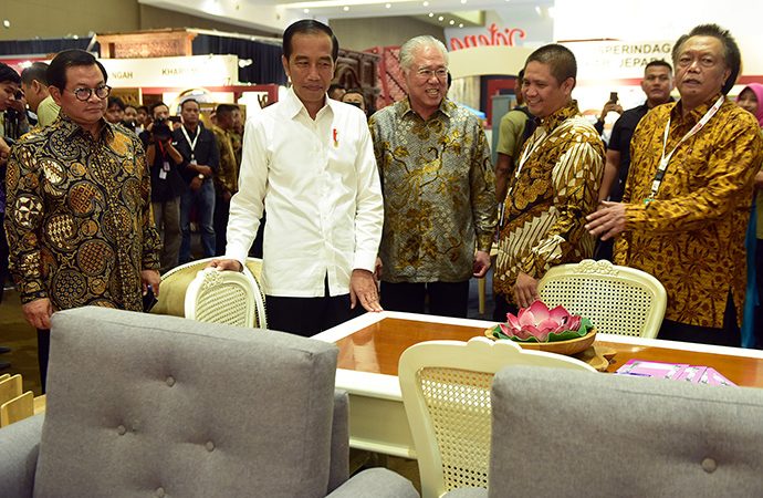 Jokowi Janji Pangkas Regulasi yang Membelenggu Pengusaha Mebel