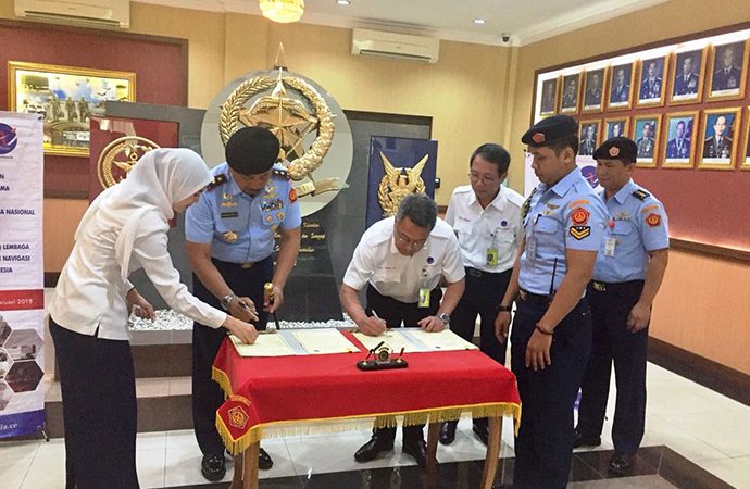 AirNav dan TNI AU Tanda Tangani Perjanjian Kerja Sama