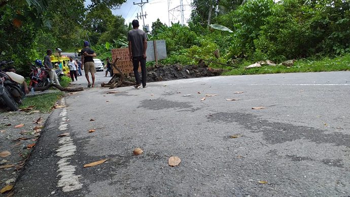 Jalan Lintas Seram Resmi Dibeton Warga Hualoy