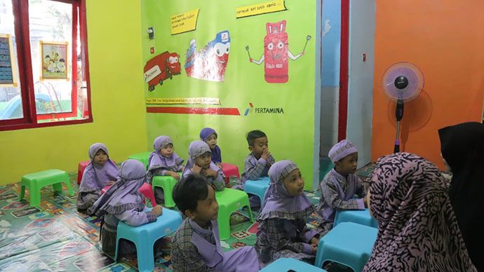 Atap Sekolah Diperbaiki, Siswa TK Pegayon Bekasi Ceria Kembali