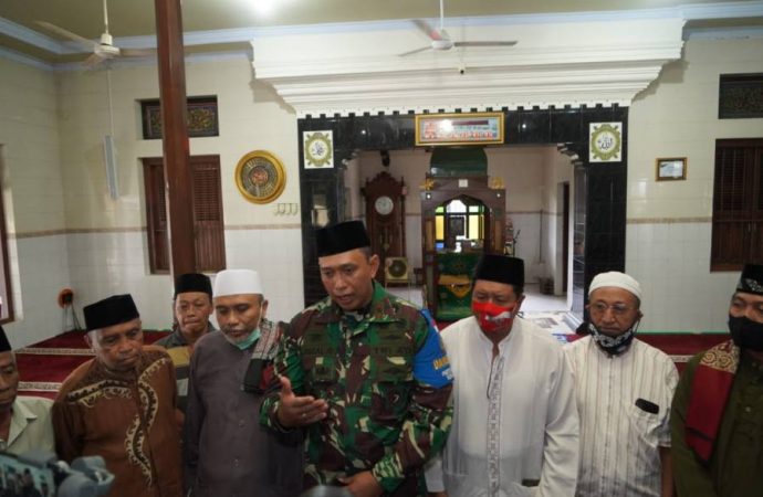 Lakukan Pendekatan Persuasif, Danrem 162/WB Atasi Ketegangan Akibat Penurunan Baliho HRS