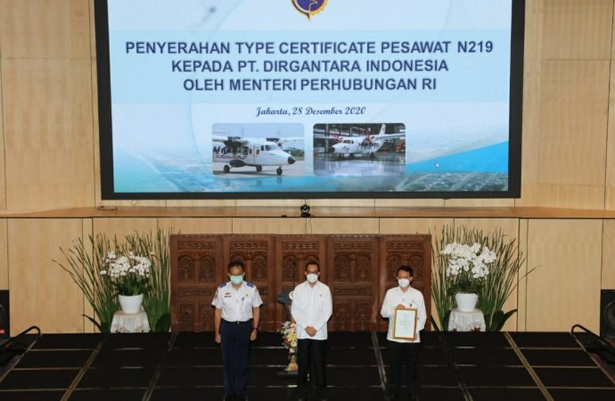 Resmi, Kemenhub Serahkan Sertifikat Tipe Pesawat N219 Kepada PTDI