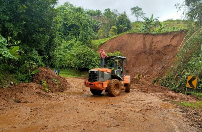 Jalur Majene – Mamuju Kembali Bisa Dilalui Kendaraan