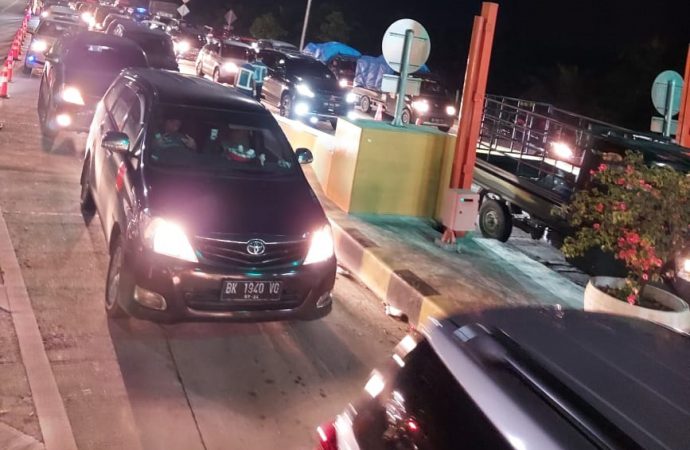 Selama Nataru, JMKT Catat 5.044 Kendaraan Lakukan Top Up di Gerbang Tol