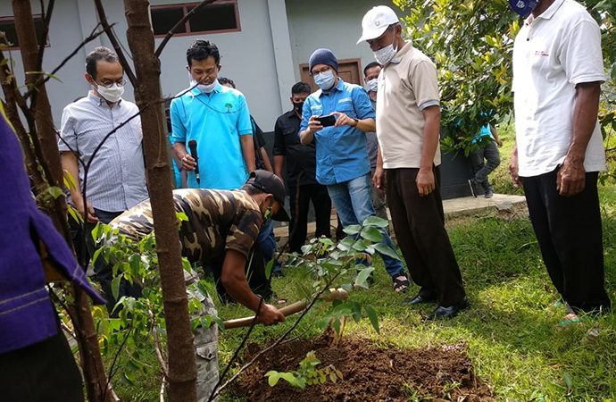 FP Berdayakan Desa Lewat Program “Satu Keluarga Satu Pohon Durian.”