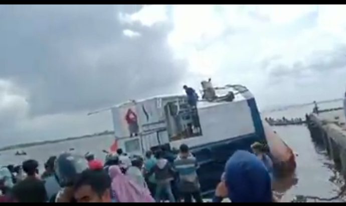 Kemenhub Dan Tim SAR Evakuasi Penumpang Insiden KMP Terbalik Di Kalbar