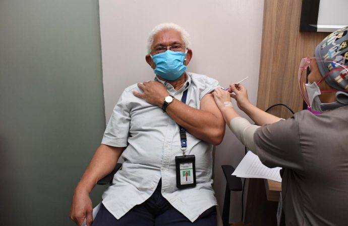 Vaksinasi Dosis Ketiga Untuk Nakes Dimulai