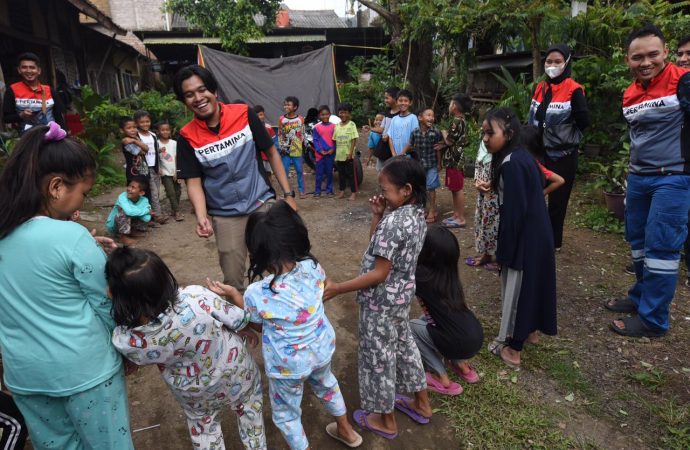 Relawan Pertamina Peduli Gelar Trauma Healing untuk Anak-anak Pengungsi di Posko Utama Desa
