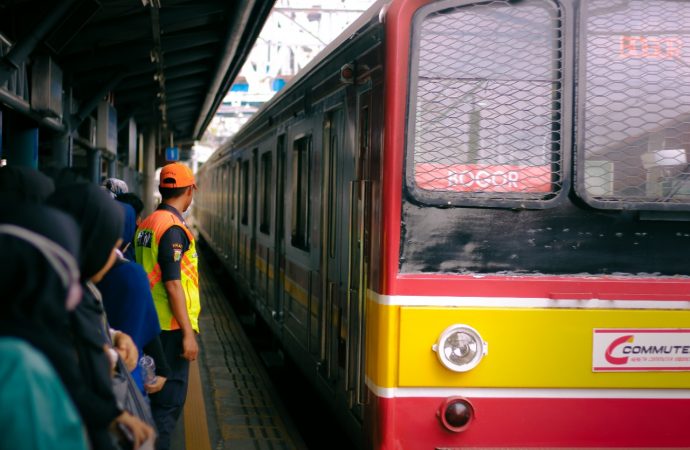 Rencana Pembedaan Tarif KRL Bagi “Si Kaya” dan “Si Miskin”, YLKI : Ide Absurd