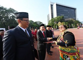 Keren!! Dua Perwira Terbaik Pertamina Raih Satyalancana Wira Karya dari Presiden RI