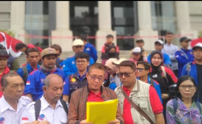 Serahkan Materi Uji Formil UU Cipta Kerja, Ratusan Massa GEKANAS Datangi Gedung MK