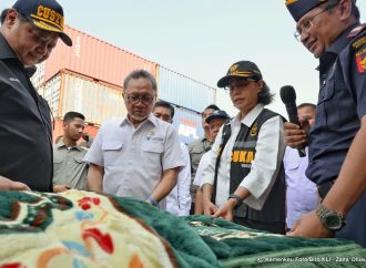 Menkeu Musnahkan 638 Bal Pakaian Bekas Ilegal