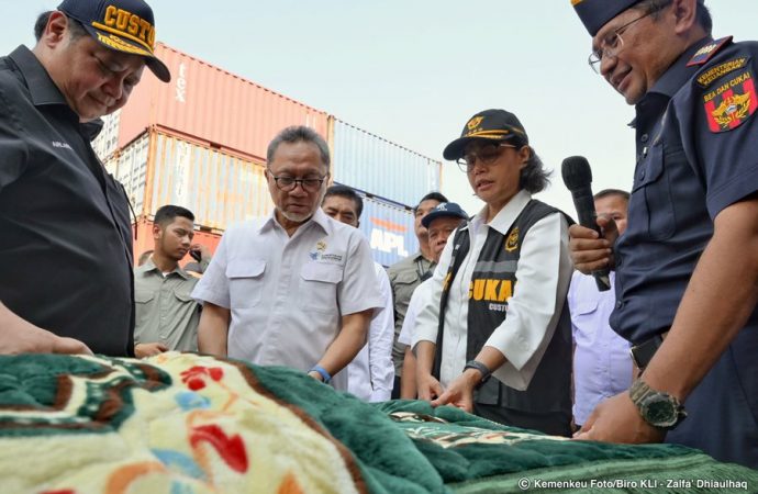 Menkeu Musnahkan 638 Bal Pakaian Bekas Ilegal
