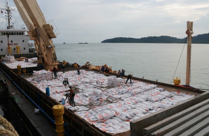 Sinergi Bulog Pelindo Layani Impor Beras