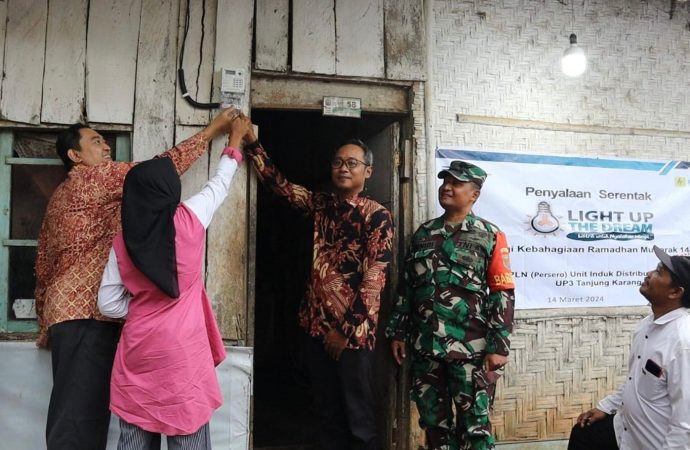 Awal Ramadan, PLN Sambung Listrik Gratis 2.920 Keluarga Prasejahtera Dari Donasi Pegawai di Berbagai Daerah