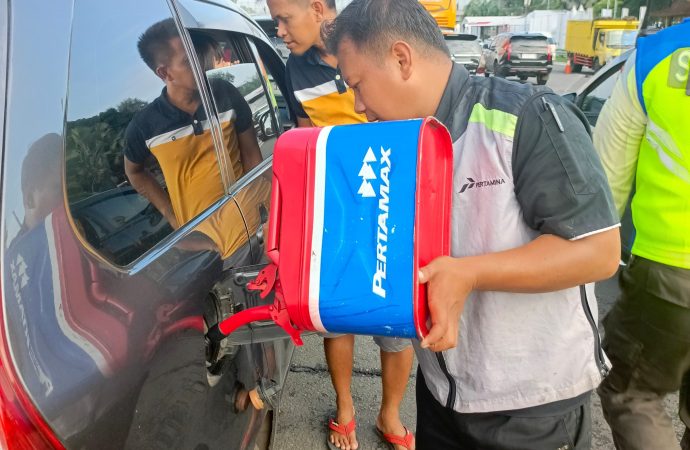 Mogok kehabisan Bensin di Tol, Motorist Pertamina Gercep Kirim BBM ke lokasi