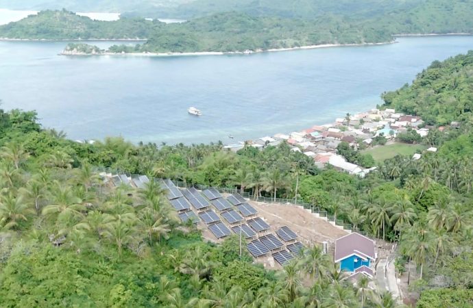 Masyarakat Pulau Bembe Kabupaten Selayar Nikmati Listrik Bersih dari PLTS PLN 176 kWp