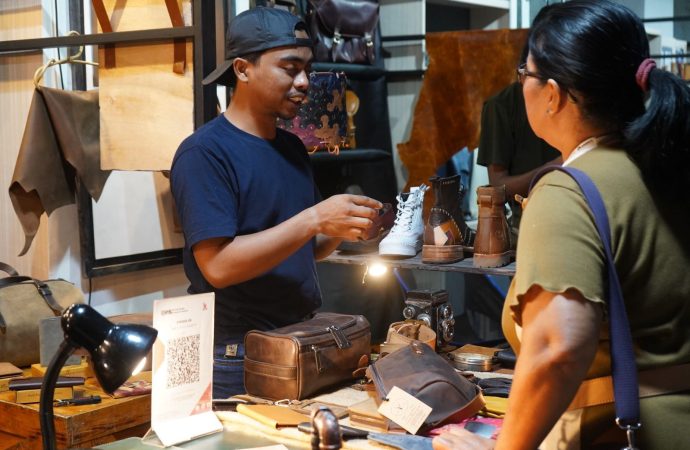 Produk Kulit RPB Garut Jadi Primadona di Indonesia Clothing Summit 2024