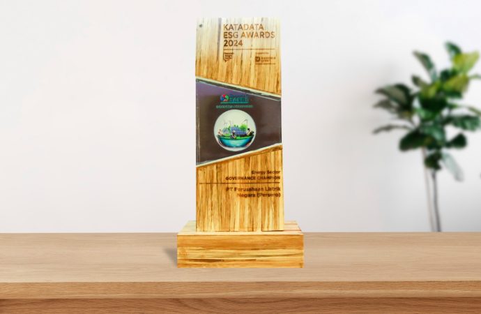 Kedepankan Aspek Keberlanjutan, PLN Raih ESG Awards Sektor Energi di Ajang SAFE