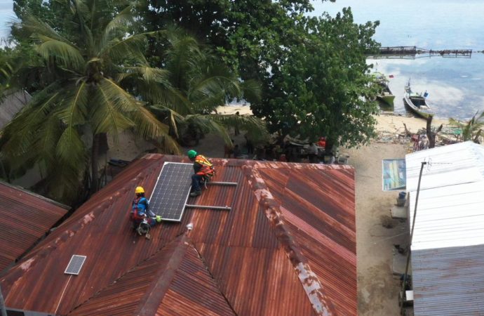 Pasang 118 Mikro PLTS, PLN Listriki Warga Tiga Pulau di Pangkep Dengan Energi Bersih