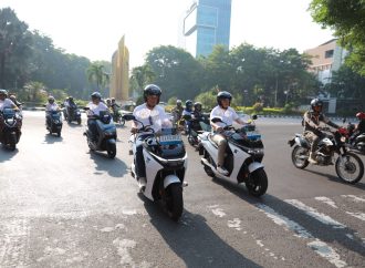 PLN Kembali Pecahkan Rekor MURI Konvoi 2.200 Motor Listrik Terbanyak di HLN ke 79