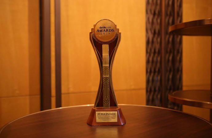 Jadi Penggerak Ekonomi Kerakyatan dalam Transisi Energi, PLN Sabet Penghargaan di Detikcom Awards 2024