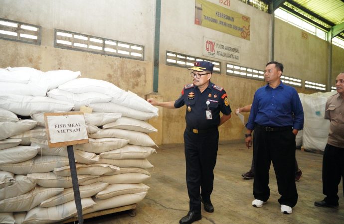 KKP Segel Bahan Baku Pakan Ikan