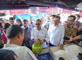 Menko Pangan dan Mendag Tinjau Sub Pangkalan di Klender, Pastikan Penyaluran LPG 3 Kg Aman Bagi Masyarakat