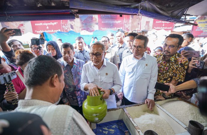 Menko Pangan dan Mendag Tinjau Sub Pangkalan di Klender, Pastikan Penyaluran LPG 3 Kg Aman Bagi Masyarakat