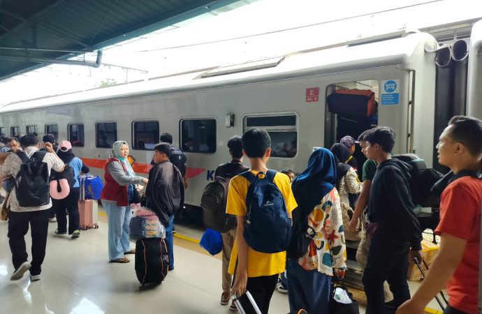 Puncak Arus Mudik: KAI Catat 215.646 Tiket Terjual dalam Sehari