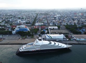 Bawa 177 Wisatawan, Kapal Pesiar Mewah Scenic Eclipse II Sandar di Pelabuhan Makassar