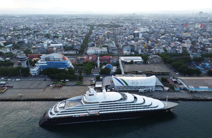 Bawa 177 Wisatawan, Kapal Pesiar Mewah Scenic Eclipse II Sandar di Pelabuhan Makassar