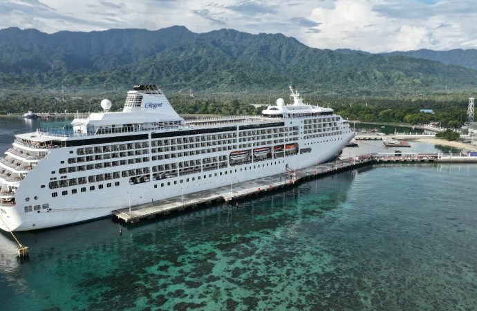 MS Seven Seas Voyager Sandar di Celukan Bawang, Perkuat Citra Buleleng sebagai Destinasi Kapal Pesiar Dunia