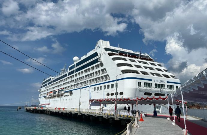 MS Insignia Tambat di Pelabuhan Celukan Bawang, Tutup Rekor Sejarah Cruise Tourism di Bali Utara
