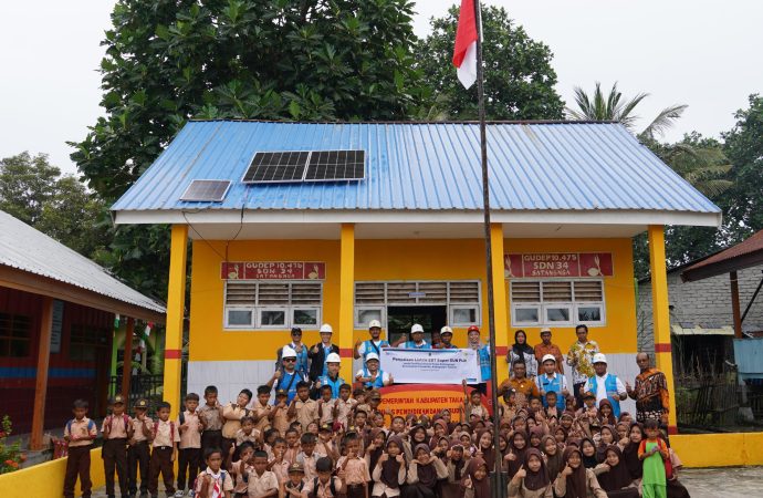 Dulu Gelap, Kini Terang: PLN Pasang PLTS SuperSUN di Pulau Satangnga