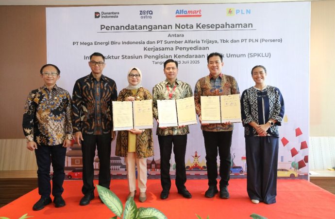 Ngecas Mobil Listrik Sekarang Bisa di Alfamart