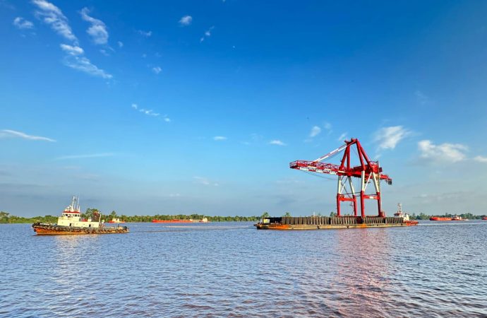 TPK Bangendang Tambah Satu Unit Alat Quay Container Crane