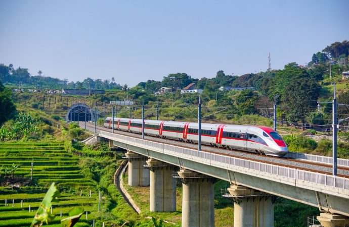 Penumpang Whoosh Tembus 2,9 Juta, Naik 10% di Semester I-2025