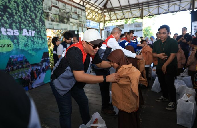 Di Hari Anak Nasional, Pertamina Bagikan Bantuan Paket Seragam Sekolah di Balikpapan