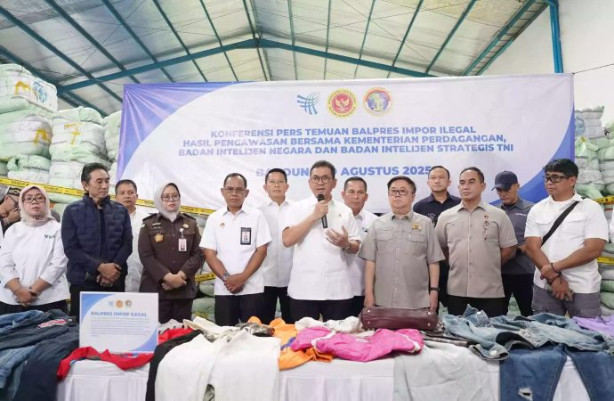 Kemendag & Intelijen TNI Sita 29.391 Bal Pakaian Bekas Senilai Rp112,35 M