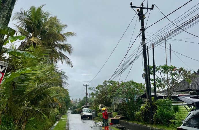 PLN Pulihkan Jaringan Pascabencana, Aktivitas Warga Bali Kembali Normal
