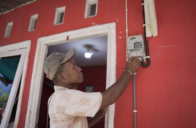 100 Keluarga di Fakfak Akhirnya Nikmati Listrik Mandiri, Program BPBL Kembali Digeber